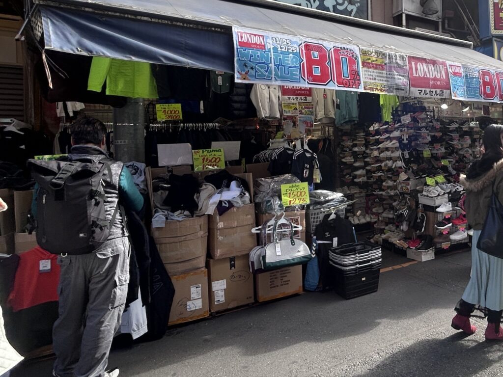 上野アメ横にあるロンドンスポーツ マルセル店の外観。今回の購入はすべてこの店舗
