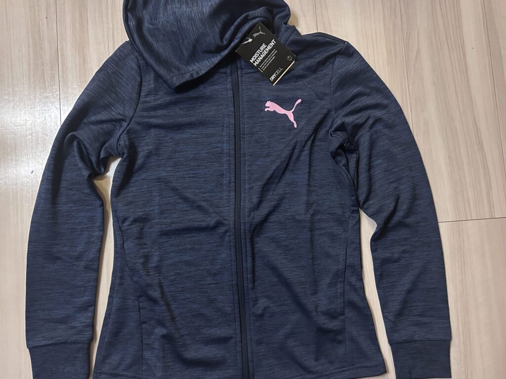 PUMAのニットフーデッドジャケット。ランニングに適した長袖ジャージ。アメ横のロンドンスポーツで激安購入
