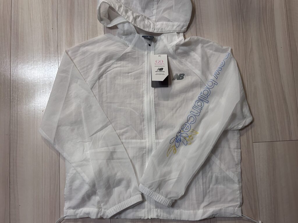 ニューバランスのウィンドブレーカー Wind Defy。名古屋ウィメンズマラソン2025記念モデル
