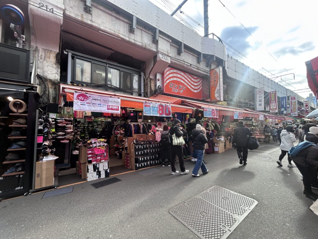 2025年の年末の上野アメ横の様子。ユニクロより安いスポーツウェアを探しに訪れた
