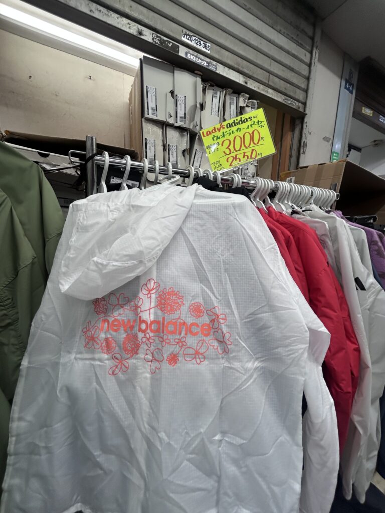 上野アメ横ロンドンスポーツ マルセル店のウィンドブレーカー売り場。名古屋ウィメンズマラソン記念モデルも並ぶ
