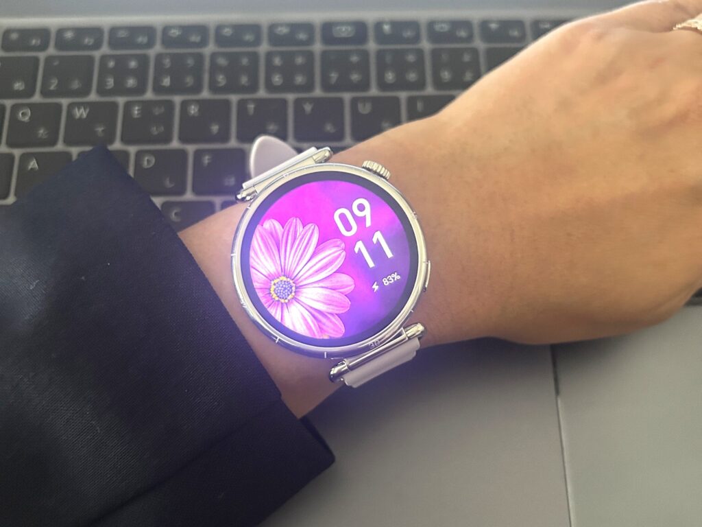 HUAWEI WATCH GT6 パープルとネイビースーツのコーディネート